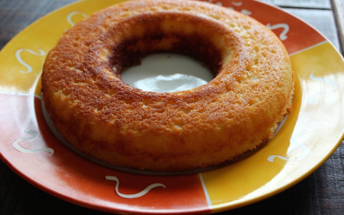 Iogurte e limão siciliano dão sabor ao bolo